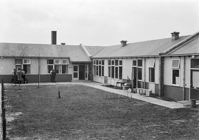 166934 Gezicht op het nieuwe pension voor spoorwegpersoneel De Oase te Rotterdam Zuid: slaapzaal.